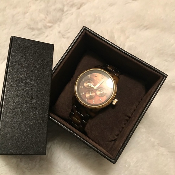 Michael Kors Tortoise Watch - Picture 4 of 5